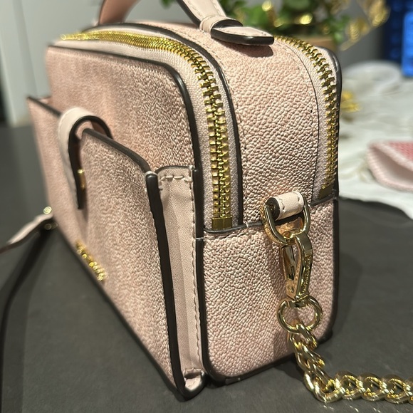 A brand new Michael kors handbag,in pink . It is so stylish and spacious - Picture 3 of 6